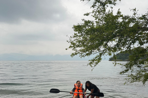 San Salvador: Wycieczka kajakowa o wschodzie słońca po jeziorze Ilopango z odbiorem