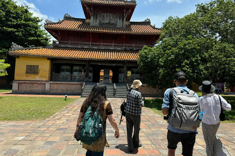 Desde Da Nang: Ciudad imperial de Hue con el paso o los túneles de Hai VanDesde Da Nang: Exploramos Hue Imperial con los túneles de Hai Van