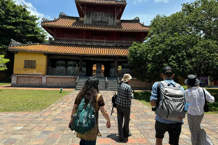 Desde Da Nang: Ciudad imperial de Hue con el paso o los túneles de Hai VanDesde Da Nang: Exploramos Hue Imperial con los túneles de Hai Van