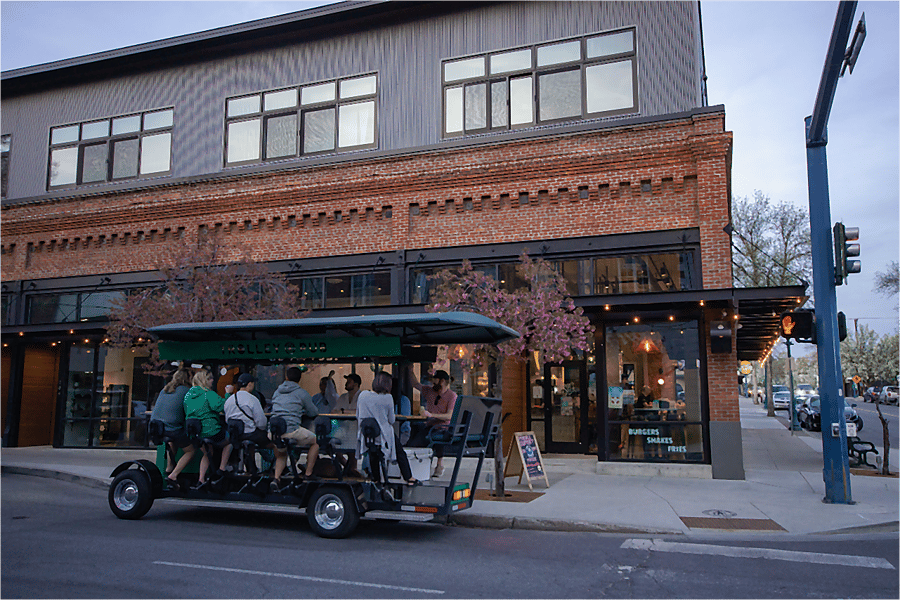 Coeur d'Alene: Familien-Trolley-Tour mit historischen Stopps. Foto: GetYourGuide