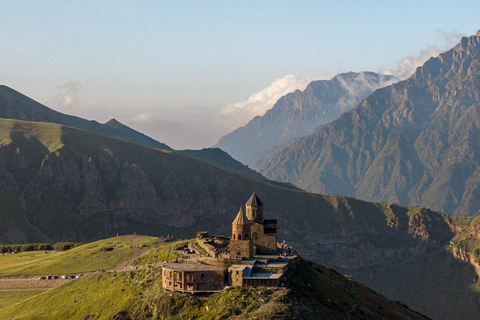 تبليسي: جولة كازبيجي مع الإقامة في فندق 4 نجوم ووجبات الطعامTbilisi: Kazbegi Tour with 4-Star Hotel Stay &amp; Meals
