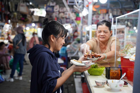 Hue: Excursão gastronómica a pé com serviço de busca no hotel e guia localTour gastronómico de rua em Hue de bicicleta