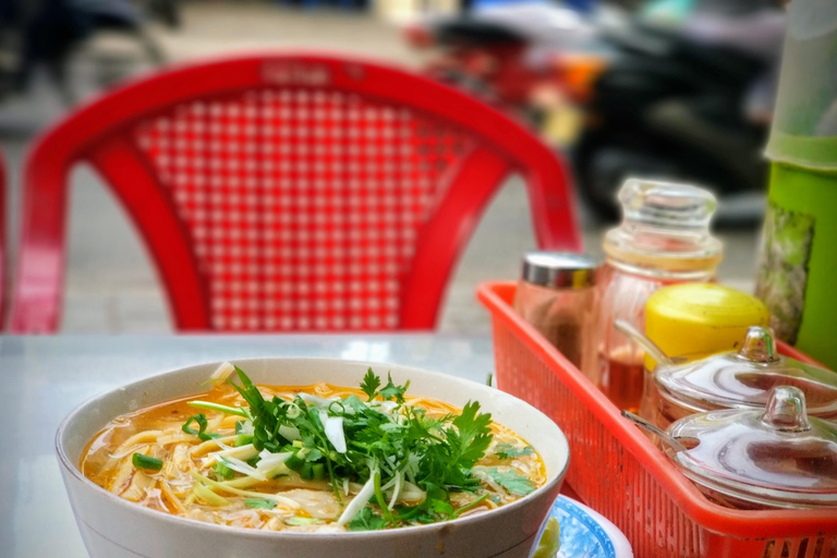 Tour gastronomico di Da Nang in motocicletta con guida femminileTour gastronomico di Da Nang in auto con guida femminile