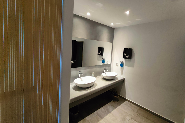 Santorini: Departure Day Spa Package Wine/Fruits/Pool Access 90-min Couples Massage in S. P. Presidential Suites Akrotiri