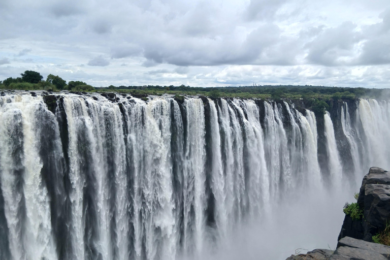 Solo Traveler Group Tour: Victoria Falls Zimbabwe & Zambia