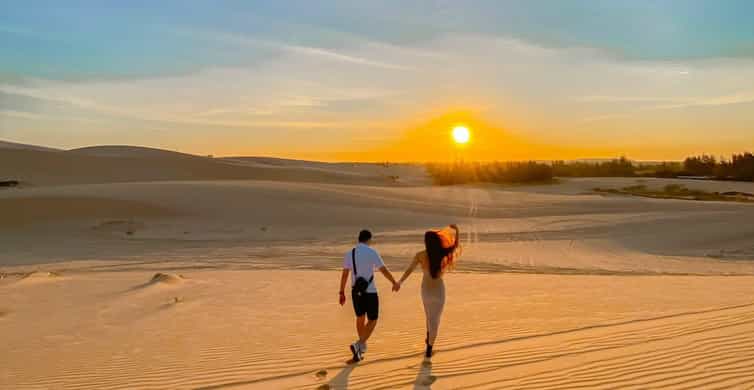 Dunes de sable en jeep, lever ou coucher de soleil, petit groupe