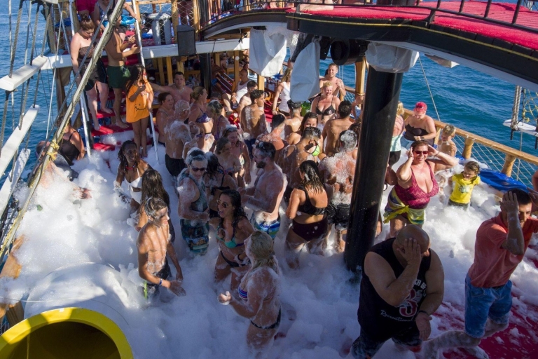 Piracka łódź Marmaris z lunchem, nielimitowanymi napojami i imprezą z pianąLunch na łodzi Marmaris Pirates, nielimitowane napoje bezalkoholowe i alkoholowe