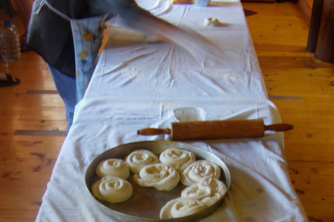 Clase de cocina tradicional bosnia en MostarClase Magistral de Burek: Enrollar, Rellenar, Hornear