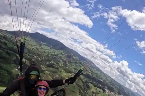 Parapente na montanha de Medellín