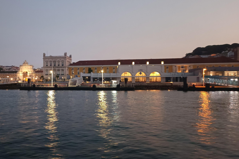 Cascais: Sunset Cruise to Lisbon with Open Bar