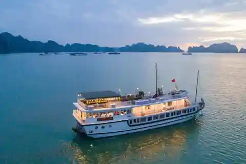 Desde Ninh Binh : Crucero nocturno Ruby por la Bahía de Ha Long 2D 1N