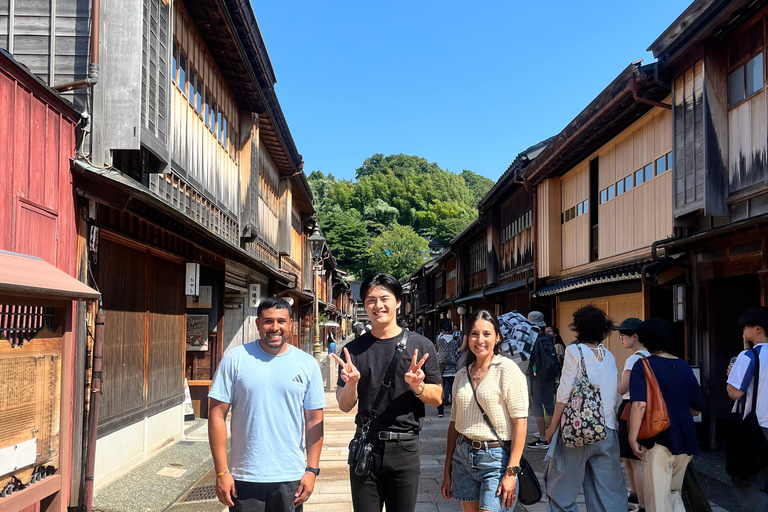 Kanazawa: Walking & Calligraphy Tour with an ex-Pro Athlete