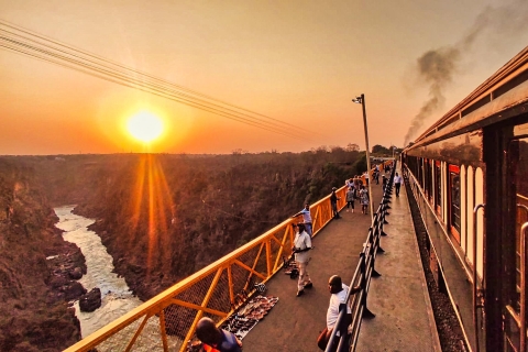 Victoria Watervallen Stad: Wandelsafari met gids naar brug & kloofVictoria Watervallen: Wandelsafari naar Victoria Falls Brug