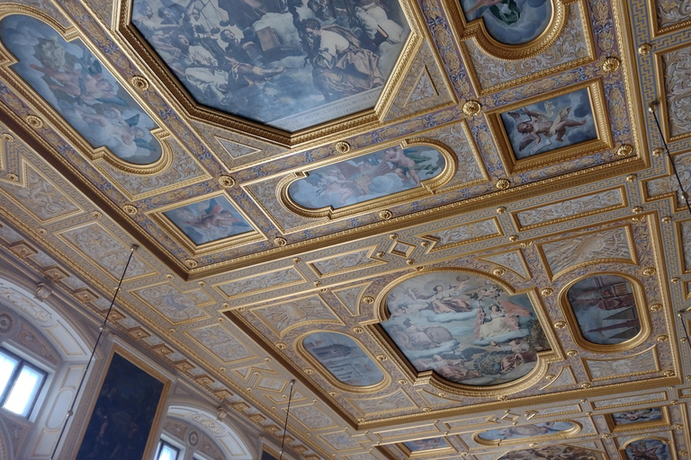 Residence of Munich private tour with skip the line ticket Tour plus Treasure Chamber