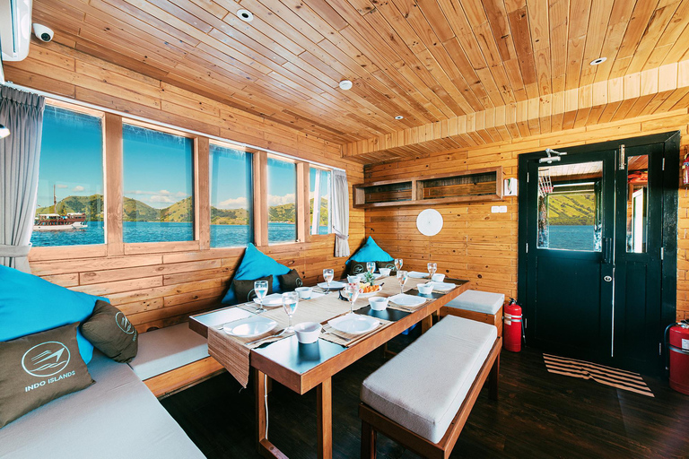 Labuan Bajo: 3-Day Komodo Sailing Luxury Boat with All Fees Deluxe Boat - Private Standar Room (2pax/room)