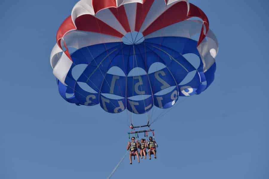 Orange Beach: Parasailing Erlebnis. Foto: GetYourGuide