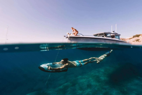 برشلونة: استئجار يخت خاص مع المشروبات والطعاماستئجار يخت خاص في برشلونة لمدة 3 ساعات