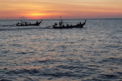 Phuket: Combinação de sol e pôr do sol com mergulho com snorkel e natação