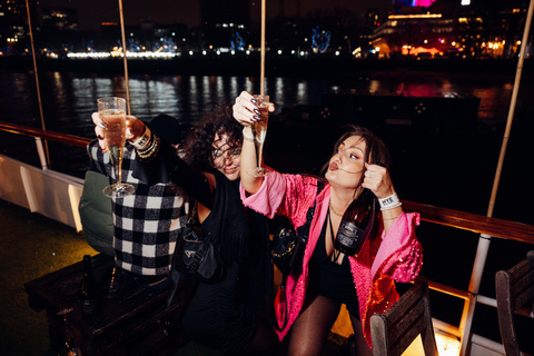 Bootfeest op oudejaarsavond in Londen met uitzicht op het vuurwerk