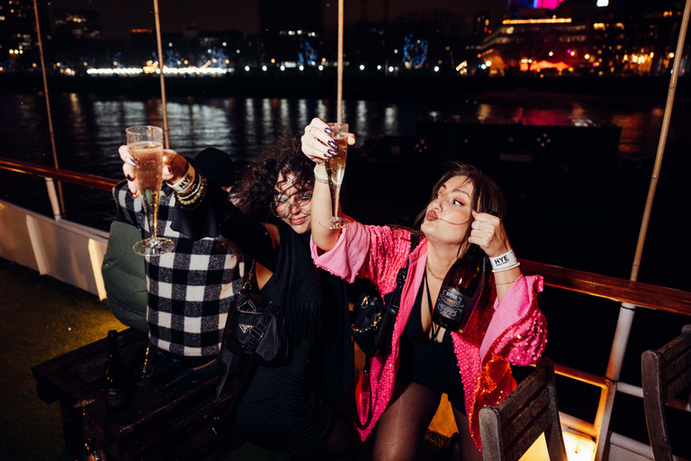 Bootfeest op oudejaarsavond in Londen met uitzicht op het vuurwerk