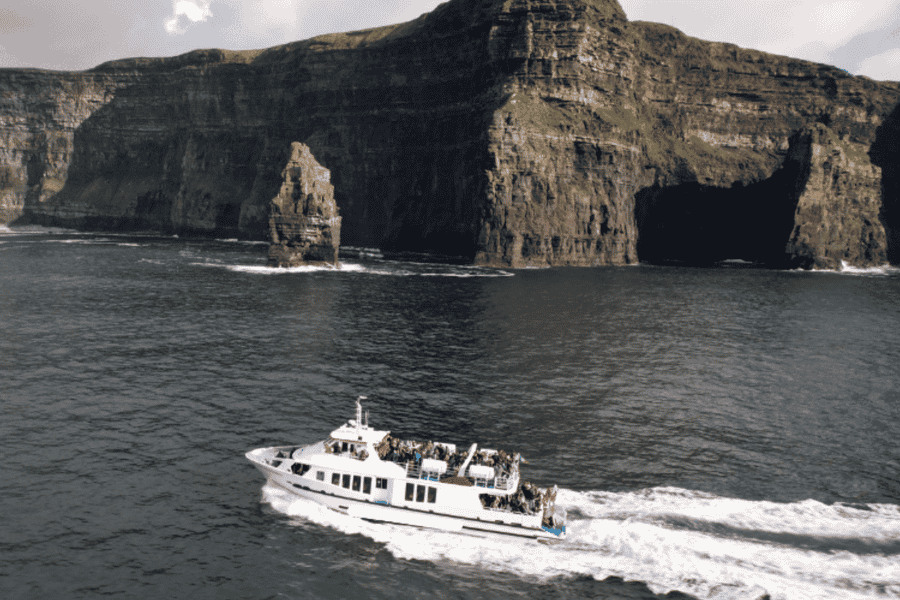 Von Dublin: Cliffs of Moher, Bootstour & Ailwee-Höhlen. Foto: GetYourGuide