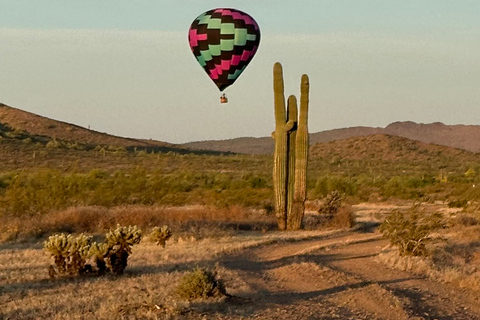 Vol en montgolfière au lever du soleil dans la région de Sonoran