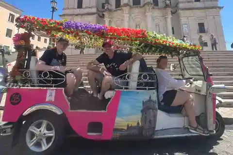 LISBONNE : Explorez la vieille ville d'Alfama en tuk-tuk électrique.