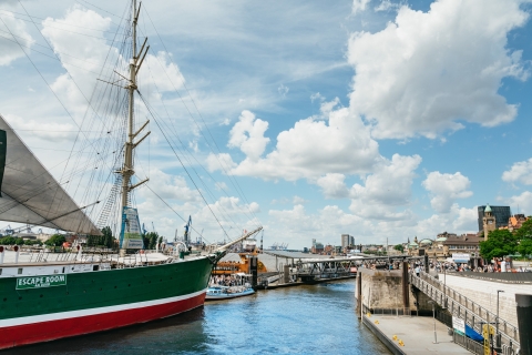 Hambourg : 1 heure de croisière XL au port de HambourgCroisière portuaire d'une heure avec commentaires en direct en allemand