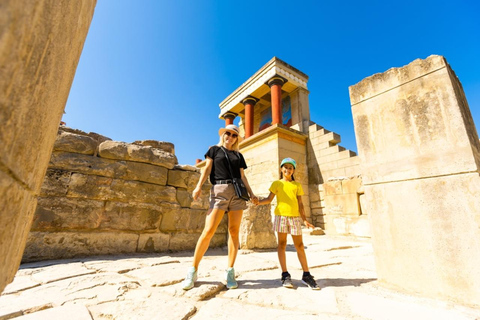 Heraklion: Private Photoshoot in Old Town and Harbour Premium: 50 photos | 60 mins