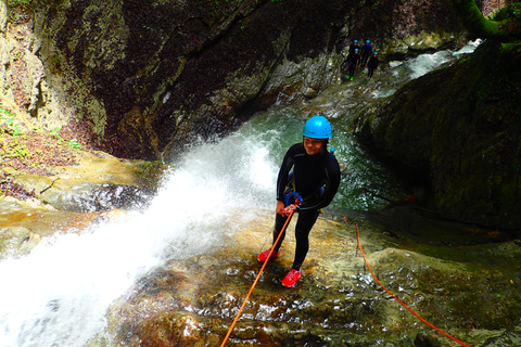 Talloires: Geführte Canyoning-Erfahrung in der Angon-SchluchtEntdecke die Angon-Schlucht in Annecy, Haute-Savoie