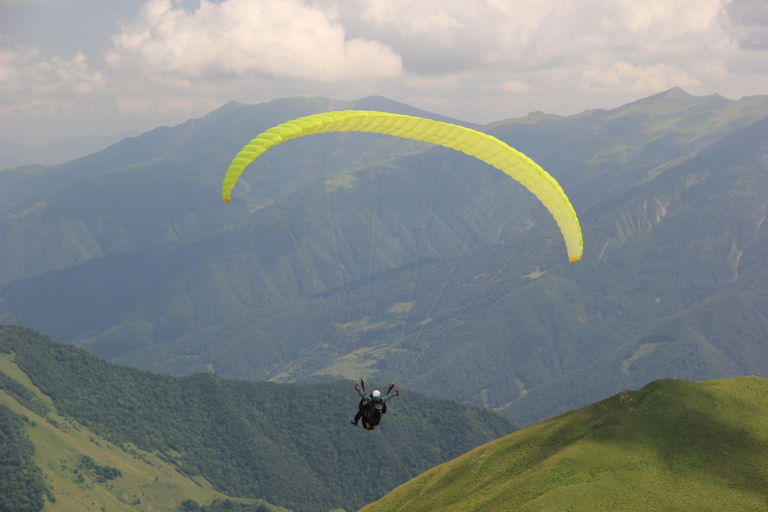 Georgia: Paragliding tandem flight in Gudauri with video Georgia: Paragliding flight in the mountains and video of it