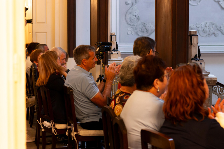 Porto: authentieke en traditionele studenten- en serenade-fadoPorto: Unieke studenten en serenade Fado van Coimbra Show