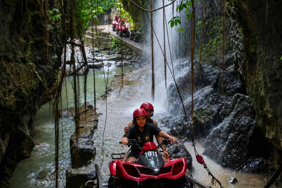 Ubud: Quad ATV Wasserfälle & Barong Höhlen. Foto: GetYourGuide Ubud: Quad ATV Wasserfälle & Barong Höhlen. Foto: GetYourGuide