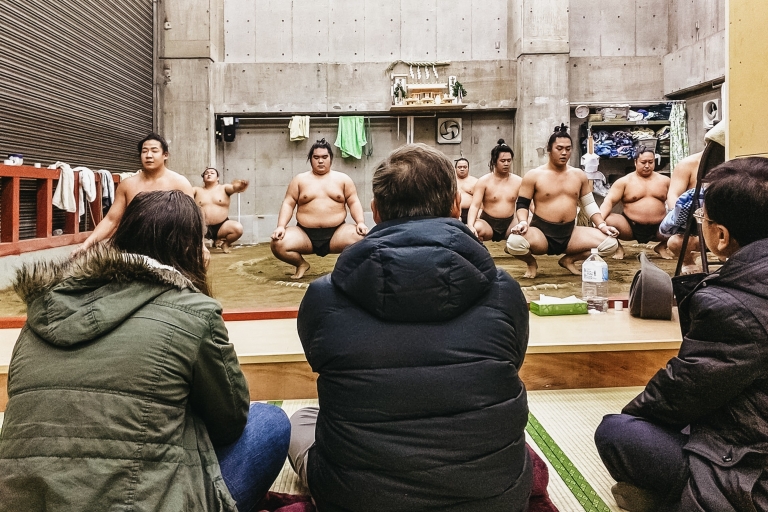 Tokio: bezoek aan de ochtendtraining van sumoworstelaars