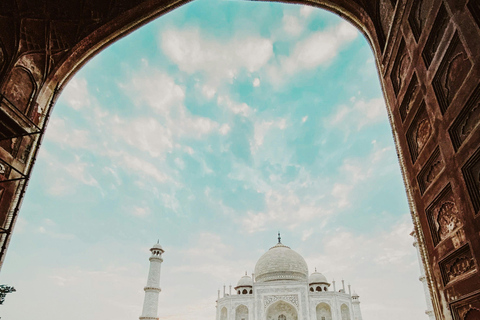From Delhi: Taj Mahal Private Tour for Solo Female Traveler