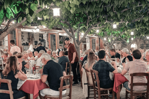 Rethymnon: Kreteńska noc z kolacją i muzyką na żywo