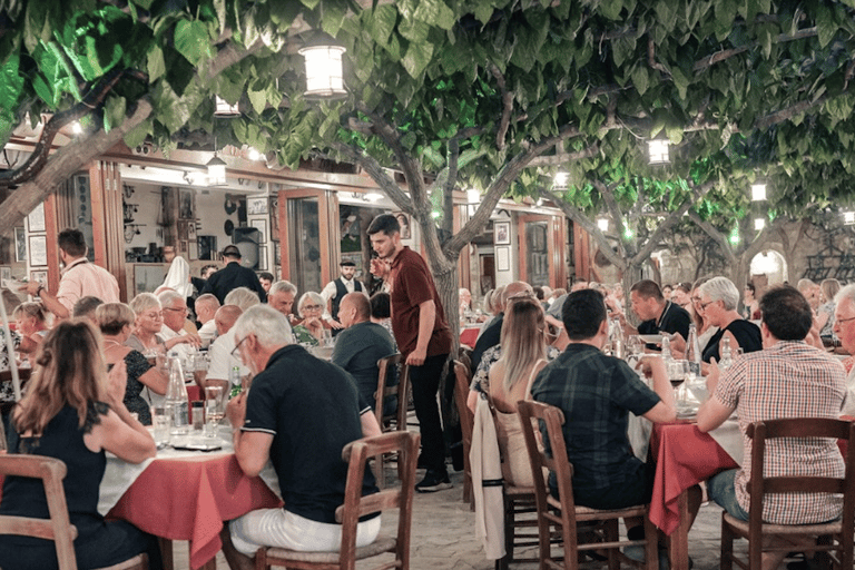 Rethymnon: Kreteńska noc z kolacją i muzyką na żywo