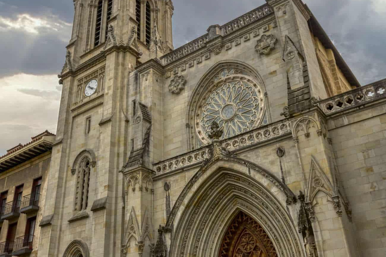 Bilbao: I am a tour guide who shows the history of the town of Bilbao.