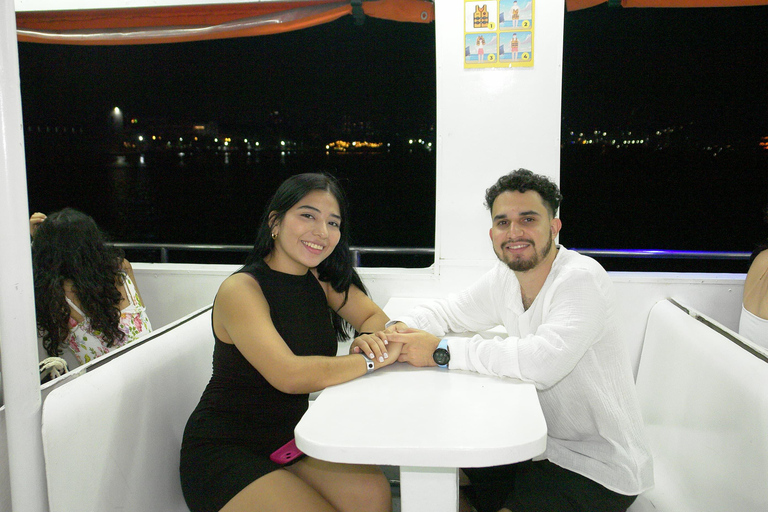 Carthagène : excursion en bateau de nuit avec dîner et open barCARTAGENA : Excursion en bateau de nuit blanche avec dîner et open bar
