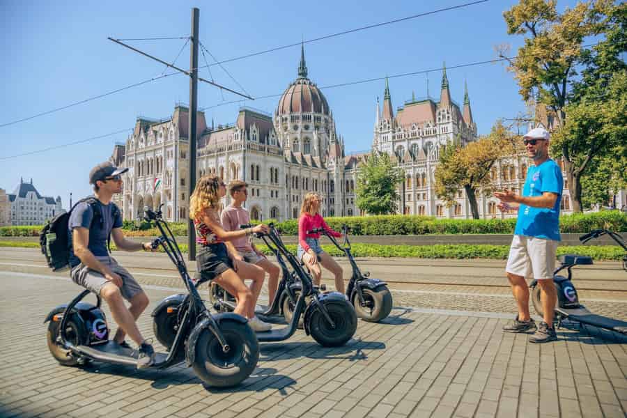 Budapest: Kleingruppentouren mit MonsteRoller-E-Scootern. Foto: GetYourGuide Budapest: Kleingruppentouren mit MonsteRoller-E-Scootern. Foto: GetYourGuide