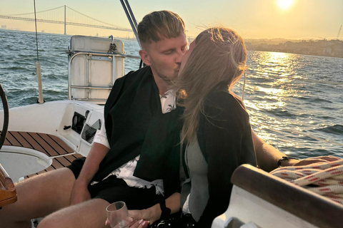 لشبونة: رحلة بحرية رومانسية عند غروب الشمس مع النبيذ والتاباس البرتغالي