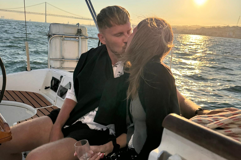 لشبونة: رحلة بحرية رومانسية عند غروب الشمس مع النبيذ والتاباس البرتغالي