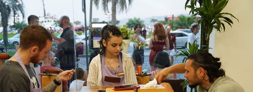 Batumi : atelier de fabrication de portefeuilles en cuir avec des artisans