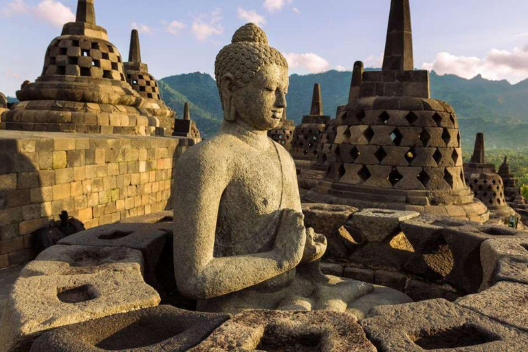 Yogyakarta : L&#039;ascension VIP de Borobudur et la visite du temple de Prambanan