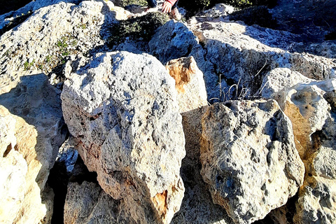 Gozo svelato: Tour guidato di escursionismo con bouldering