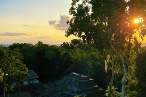 Da Flores: tour di un giorno a Tikal e Yaxhá
