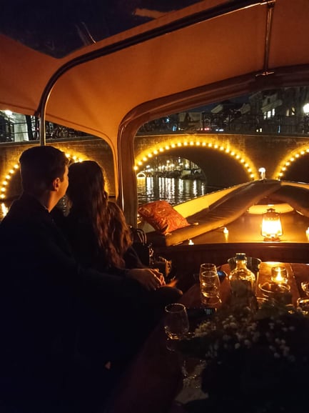Amsterdam: Private Romantic Evening Boat Tour with Prosecco