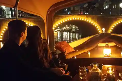Amsterdam: Private Romantic Evening Boat Tour with Prosecco