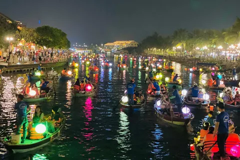 Hoi An: Paseo en barco por el río Hoai con suelta de farolillos de flores