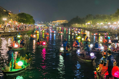 Hoi An: Bootsfahrt auf dem Hoai-Fluss mit LaternenumzugHoi An: Bootsfahrt auf dem Hoai-Fluss mit Blumenlaternenabwurf